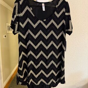LuLaRoe Zigzag Black Elegant Sparkly Short Sleeve Classic Tee NWT Large